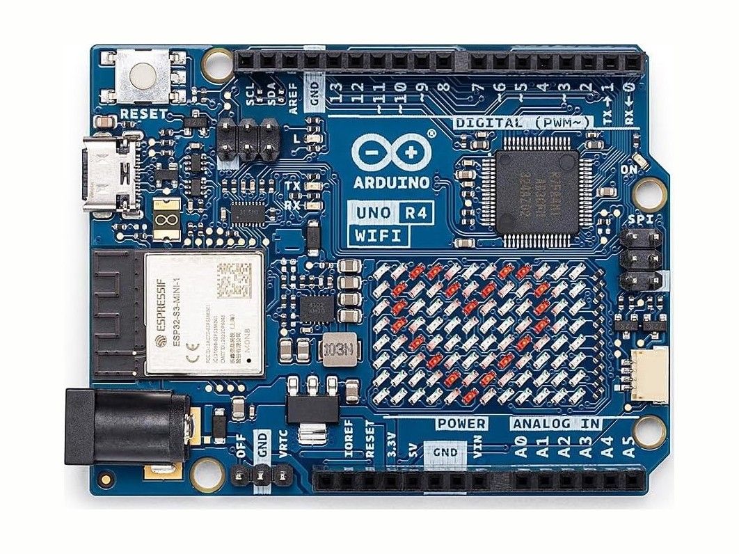 Blaue Platine des Arduino UNO R4 WiFi von oben mit ESP32-S3-Funkmodul, roter LED-Matrix, Renesas-Mikrocontroller, USB-C-Buchse und Hohlbuchse.