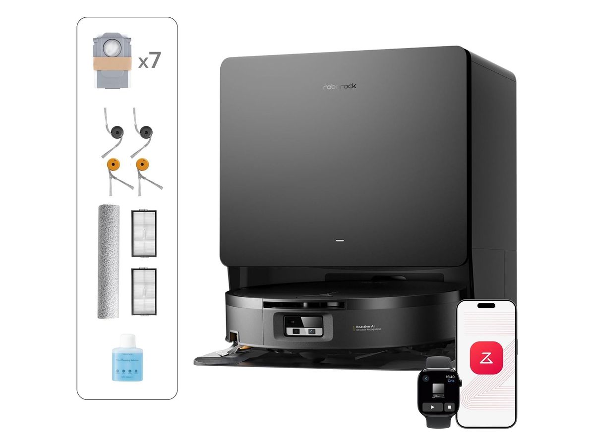 Der schwarze Roborock Saros 20 Flow Complete steht in seiner Dockingstation, links daneben Staubbeutel, Seitenbürsten, Walzenmopp, Filter und Reinigungslösung, rechts Smartphone und Smartwatch mit der Roborock-App.