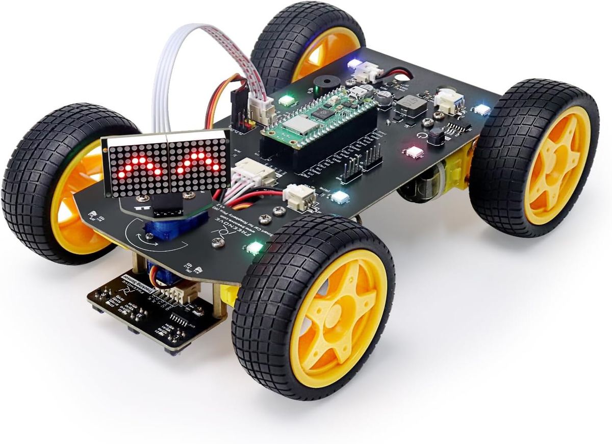 Vierrädriges Roboterauto mit gelben Rädern, Raspberry Pi Pico W auf der Platine und rot leuchtender LED-Matrix an der Front.