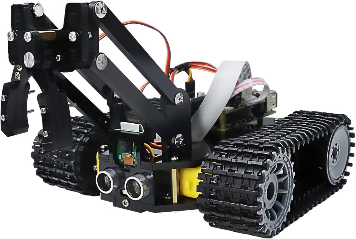 Schwarzer Kettenroboter mit Greifarm aus Acryl, Ultraschallsensor und Kamera an der Front und Raspberry Pi auf dem Heck.