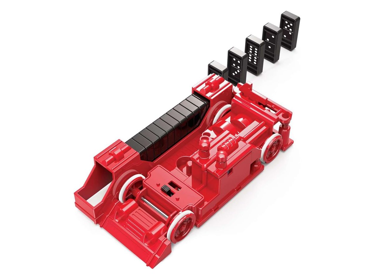 Roter Dominobot mit eingelegten schwarzen Dominosteinen, hinter dem eine Reihe aufgestellter Steine steht.