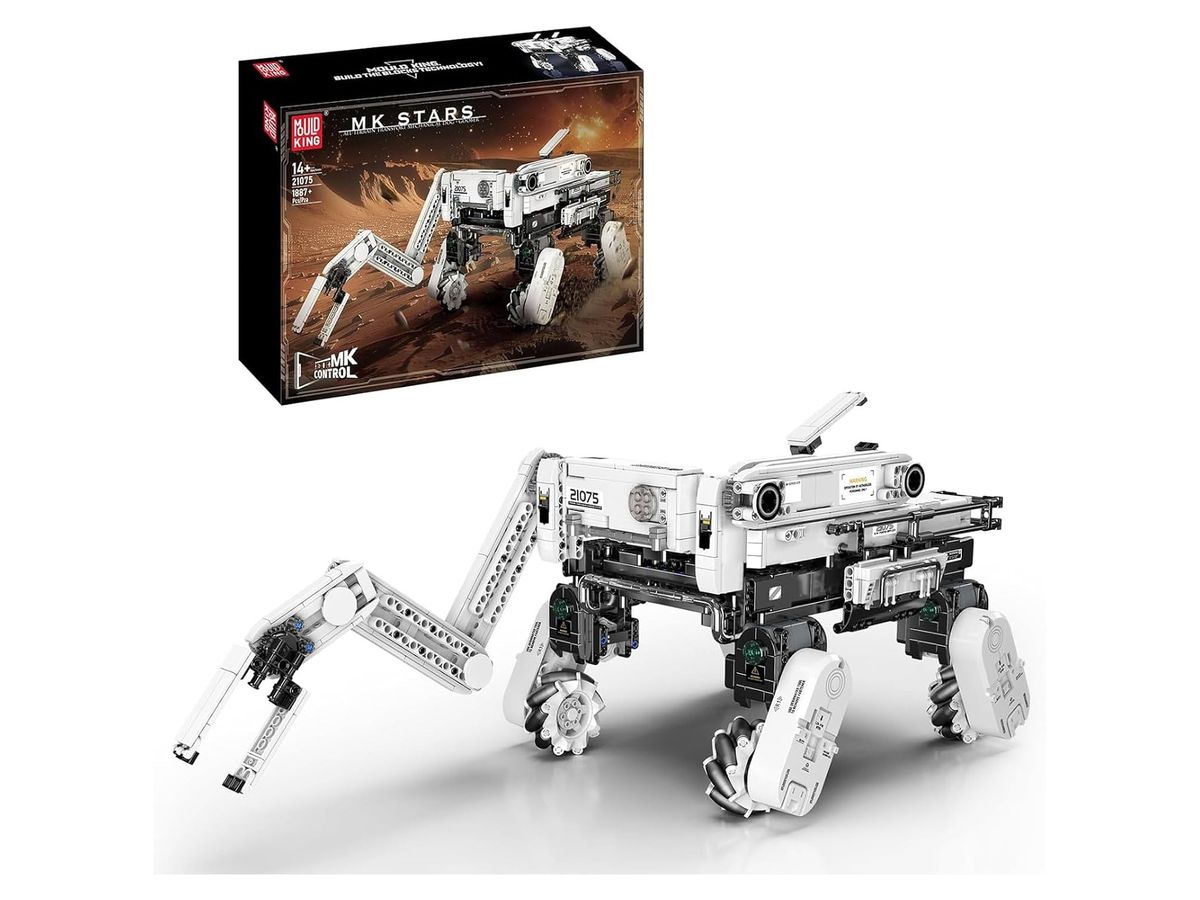 Weiß-schwarzer Roboter aus Klemmbausteinen mit vier Mecanum-Radbeinen und langem Greifarm vor weißem Grund, dahinter die schwarze Mould-King-Packung „MK Stars“ mit der Setnummer 21075.
