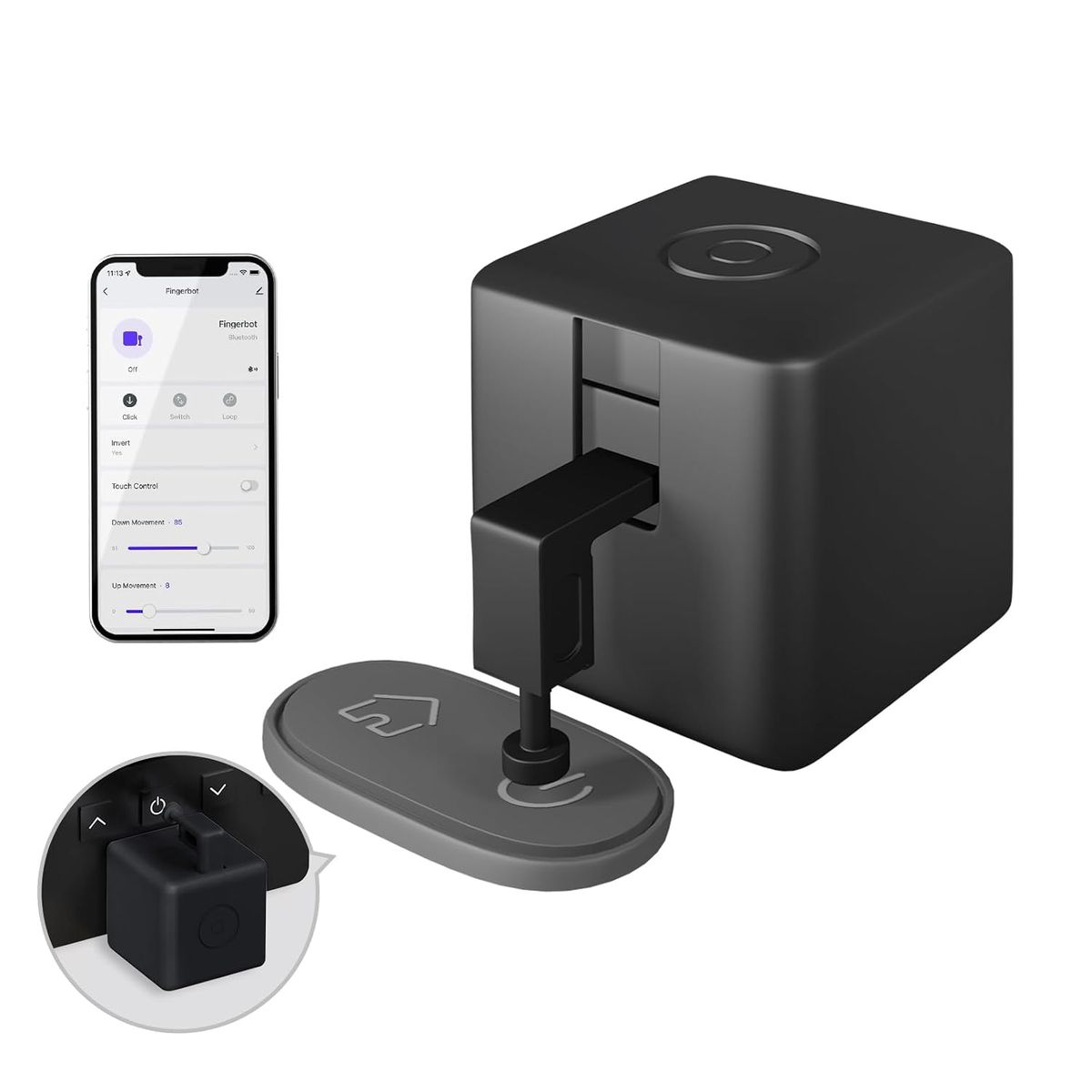 Schwarzer würfelförmiger Fingerbot Plus mit ausgefahrenem Druckarm auf einem Klebepad, daneben ein Smartphone mit geöffneter App.