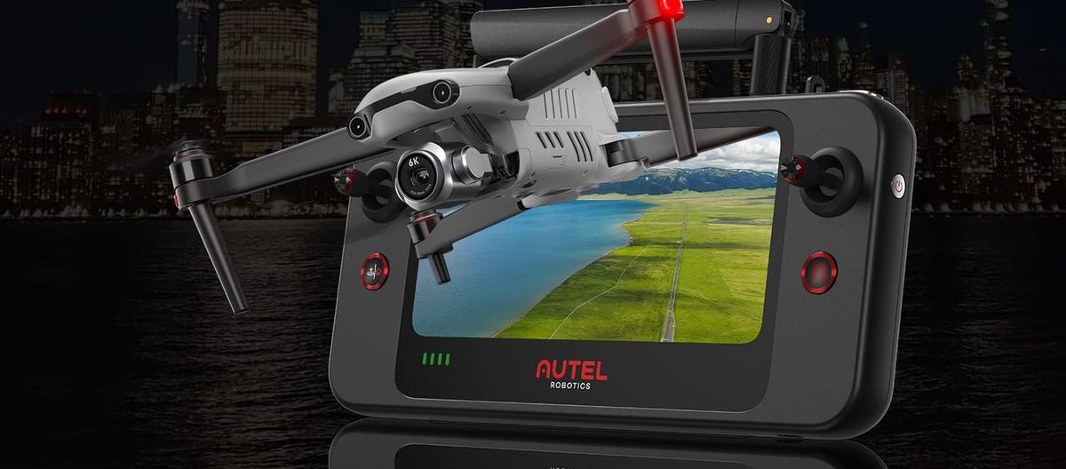 Graue EVO II Pro V3 schwebt vor der Fernsteuerung Smart Controller SE, deren Bildschirm eine Luftaufnahme einer Küstenlandschaft zeigt.