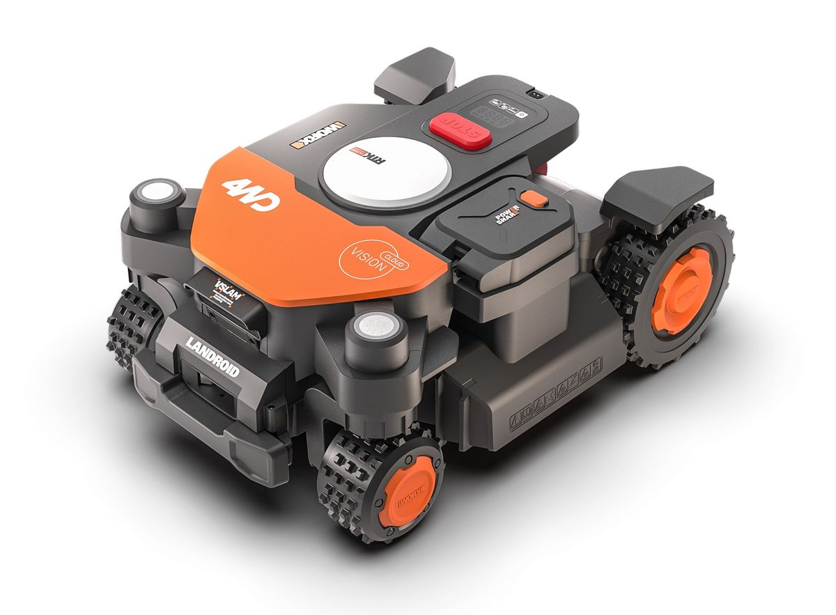 Orange-schwarzer Worx Landroid Vision Cloud 4WD in Schrägansicht von vorn mit Stereokamera, RTK-Antennenkuppel, rotem Stopp-Knopf und grobstolligen Rädern.