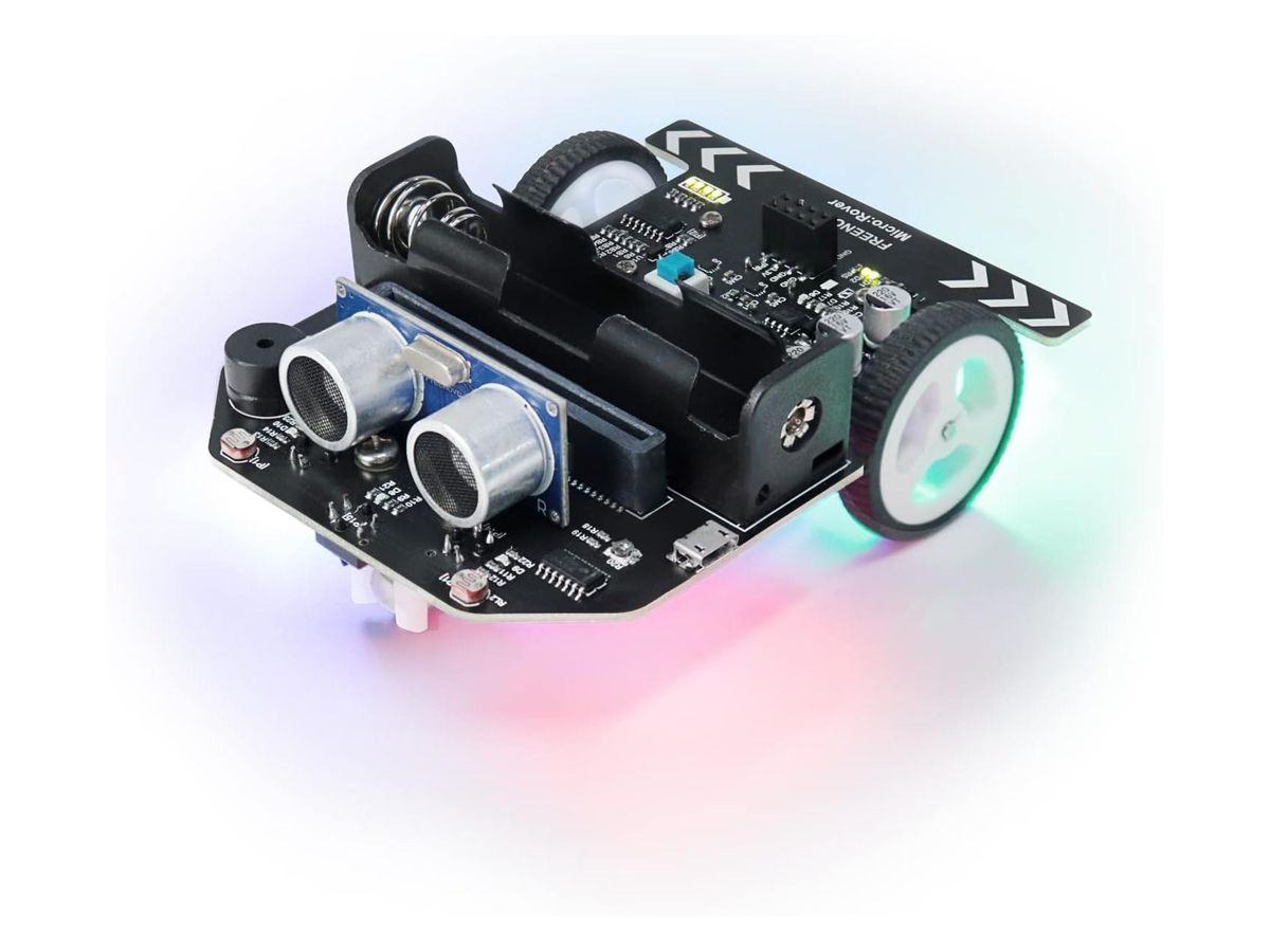 Kleines schwarzes Roboterauto Micro:Rover mit Ultraschallsensor vorn, zwei weißen Rädern und bunt leuchtender Unterseite, ohne eingesteckten micro:bit.