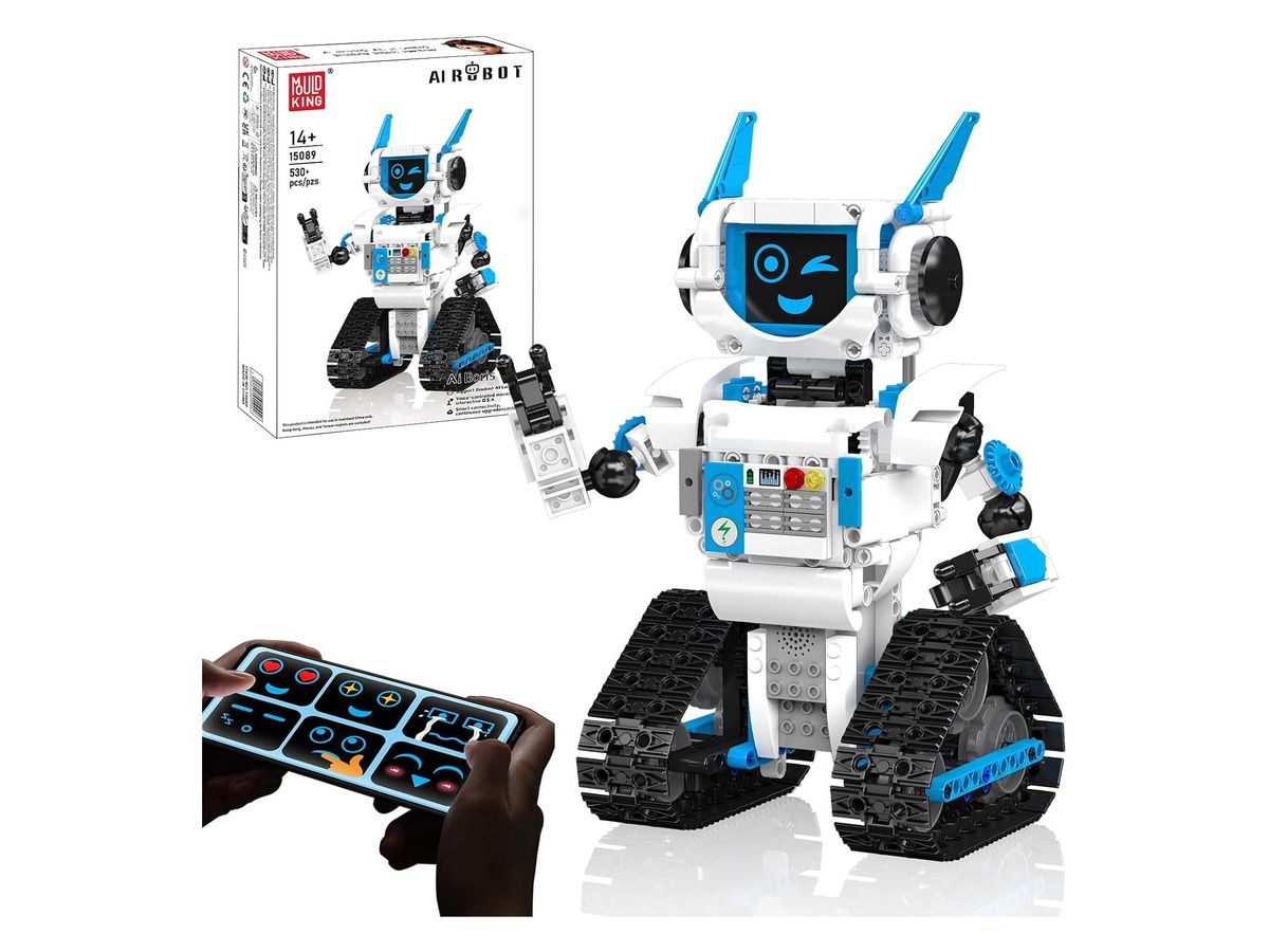 Weiß-blauer Klemmbaustein-Roboter mit Kettenfahrwerk, Antennenohren und zwinkerndem Gesicht auf dem Display, links oben die Packung „AI Robot“, unten ein Smartphone mit Steuer-App.