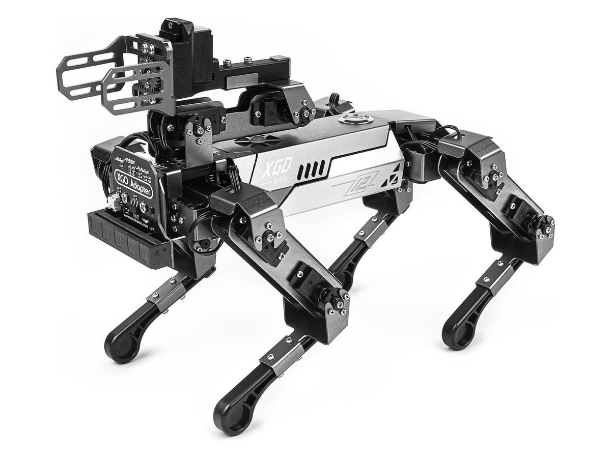 Silber-schwarzer Roboterhund XGO-Lite V2 mit vier Beinen und Greifarm auf dem Rücken, schräg von vorn vor weißem Hintergrund