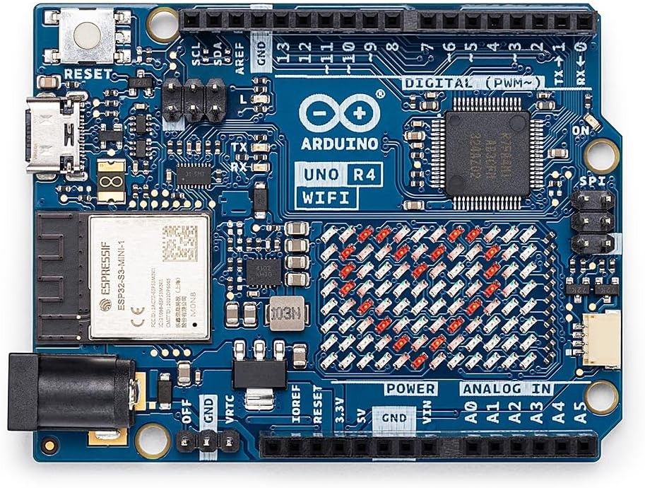 Blaue Platine des Arduino UNO R4 WiFi von oben mit ESP32-S3-Funkmodul, roter LED-Matrix, Renesas-Mikrocontroller, USB-C-Buchse und Hohlbuchse.