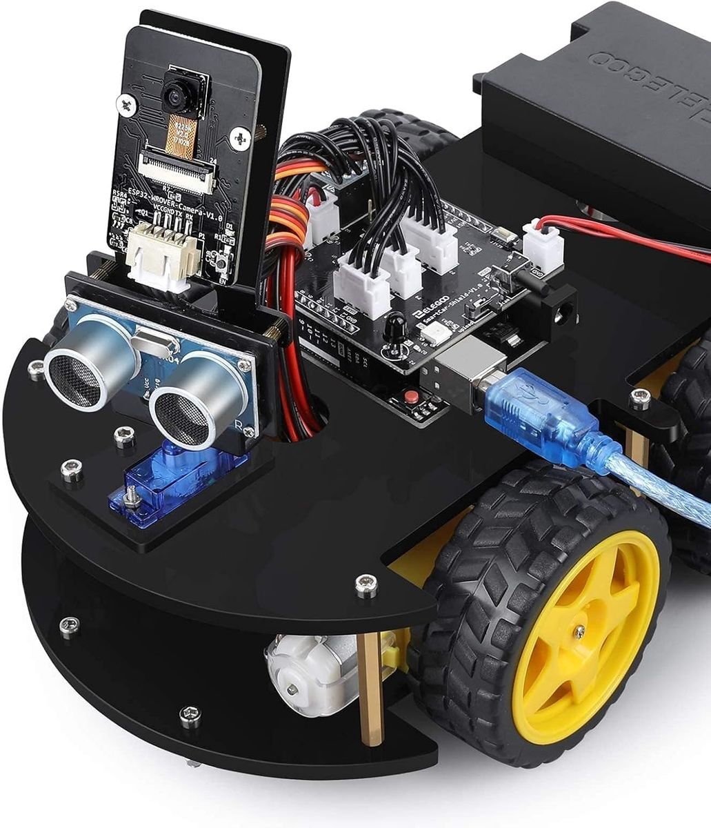 Aufgebautes ELEGOO Smart Robot Car V4.0 mit Kameramodul, Ultraschallsensor und gelben Raedern vor weissem Hintergrund.