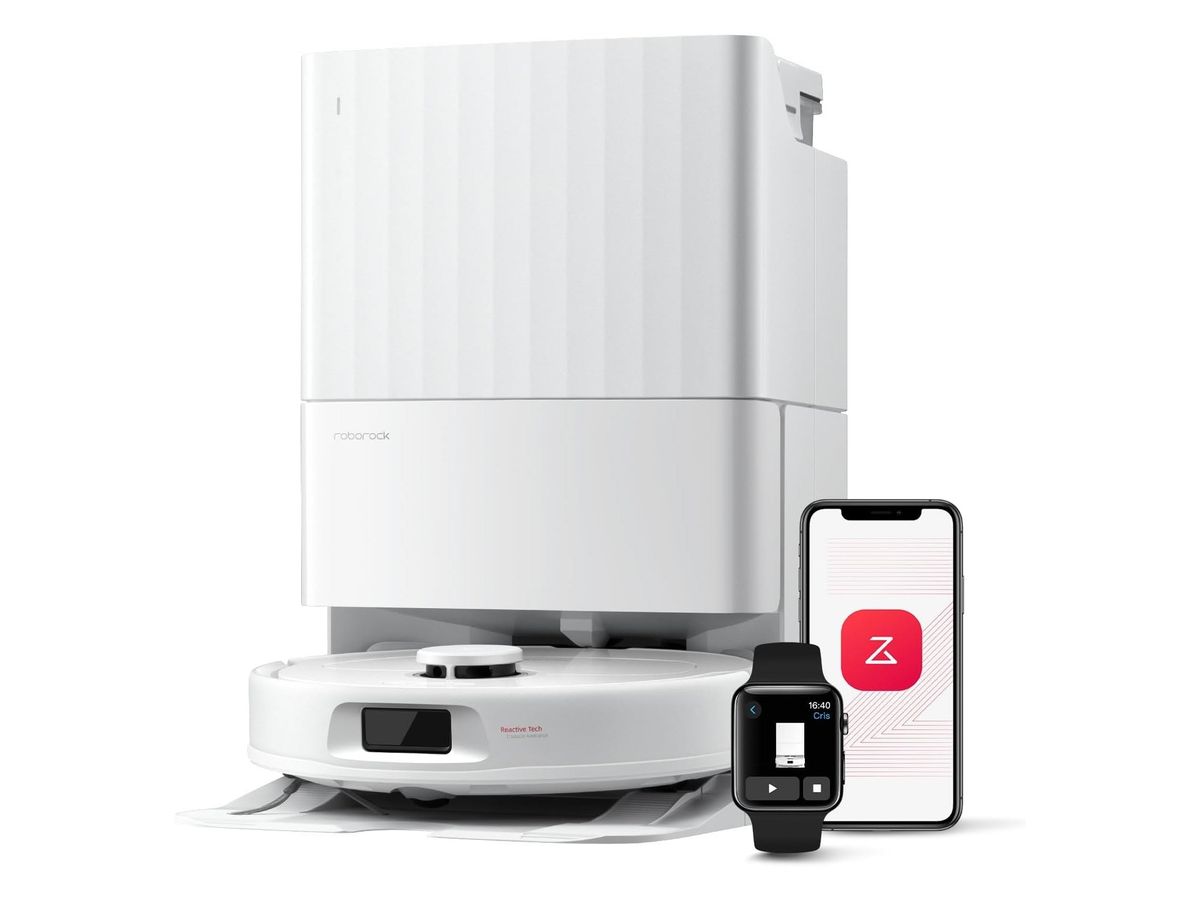 Der weiße Roborock QV 35A steht vor seiner hohen, gerippten weißen Dockingstation, daneben Smartphone und Smartwatch mit der Roborock-App.