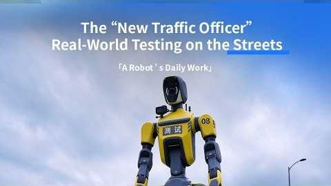 Gelb-grauer humanoider Roboter mit der Nummer 08 vor bewölktem Himmel, darüber der Schriftzug „The New Traffic Officer – Real-World Testing on the Streets“