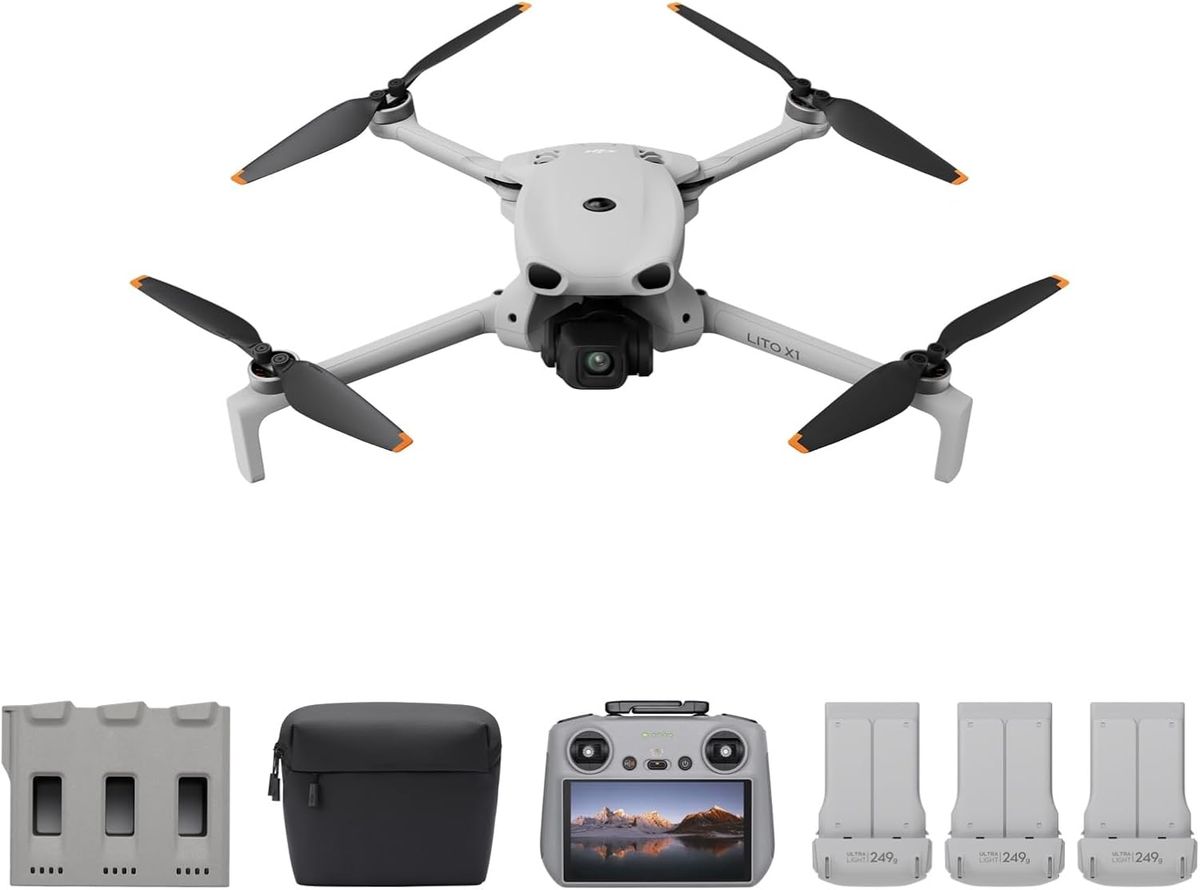 Die hellgraue DJI Lito X1 mit ausgeklappten Armen über Ladestation, schwarzer Umhängetasche, DJI RC 2 mit Display und drei Akkus auf weißem Hintergrund.