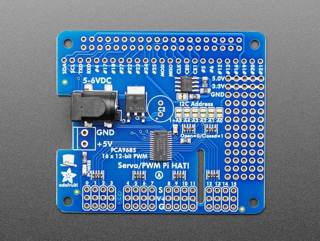 Blaue Servo-HAT-Platine mit PCA9685-Chip, schwarzer DC-Buchse für 5–6 V und vier Reihen Lötpunkten für 16 Servoanschlüsse.