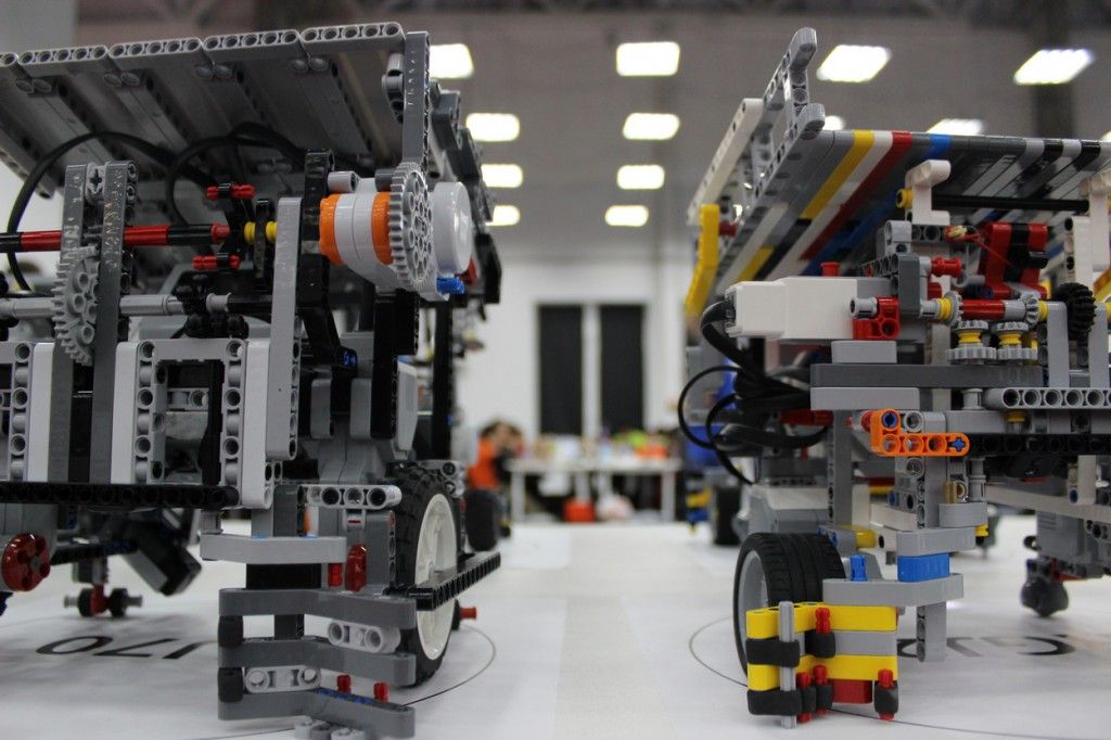 Jetzt kommt es darauf an: LEGO Mindstorms Roboter stehen zum Start bereit.