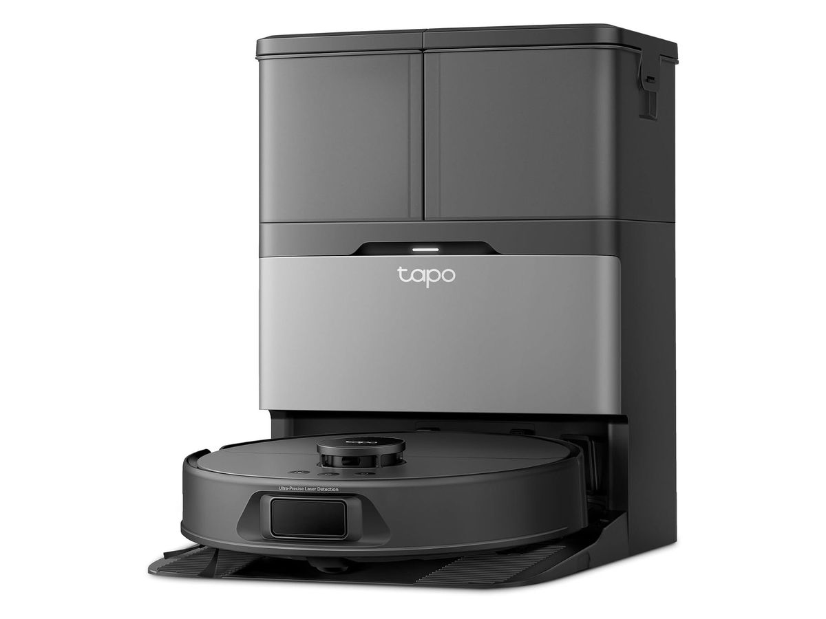 Der schwarze Tapo RV50 Pro Omni steht eingedockt in seiner hohen dunkelgrau-silbernen All-in-One-Station mit Tapo-Schriftzug.