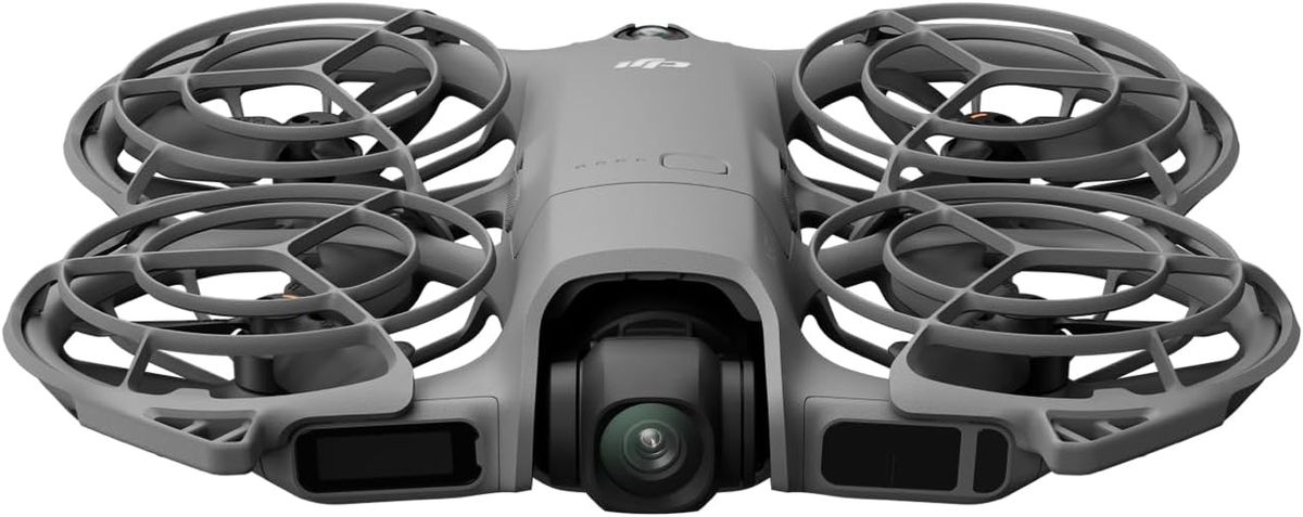 Graue DJI Neo 2 von vorne mit integriertem Propellerschutz und mittiger Gimbal-Kamera auf weißem Hintergrund.
