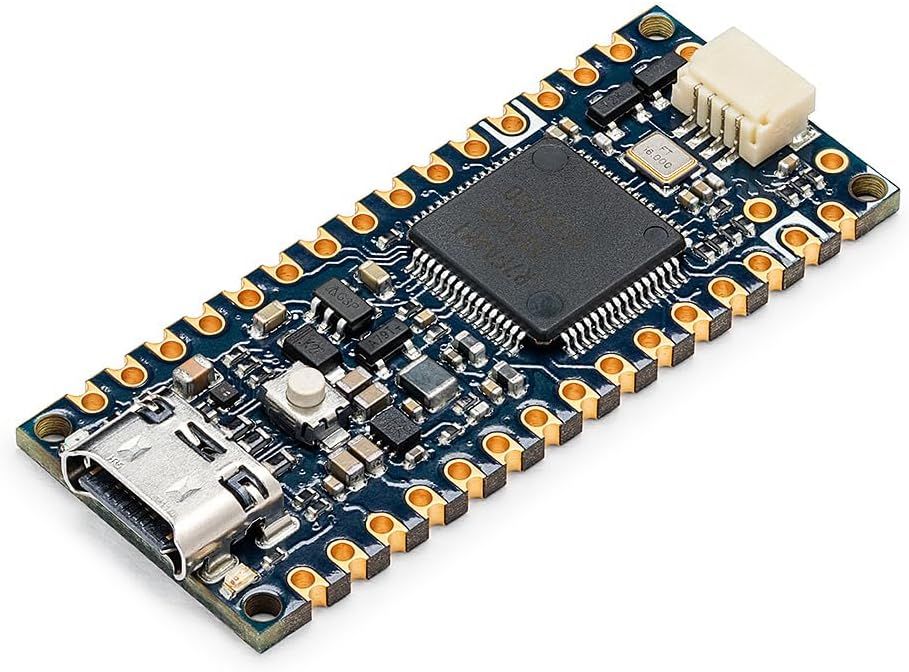Schrägansicht des Arduino Nano R4 mit Renesas-Mikrocontroller, USB-C-Buchse, Reset-Taster, Qwiic-Stecker und vergoldeten Lötkontakten am Rand.