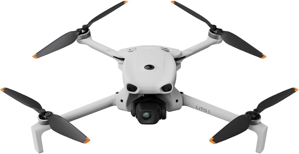 Die hellgraue DJI Lito 1 mit ausgeklappten Armen, Gimbal-Kamera und orangefarbenen Propellerspitzen von vorne oben auf weißem Hintergrund.