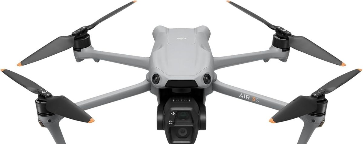 Graue DJI Air 3S in Frontansicht mit ausgeklappten Armen und Dual-Kamera im Gimbal vor weißem Hintergrund.