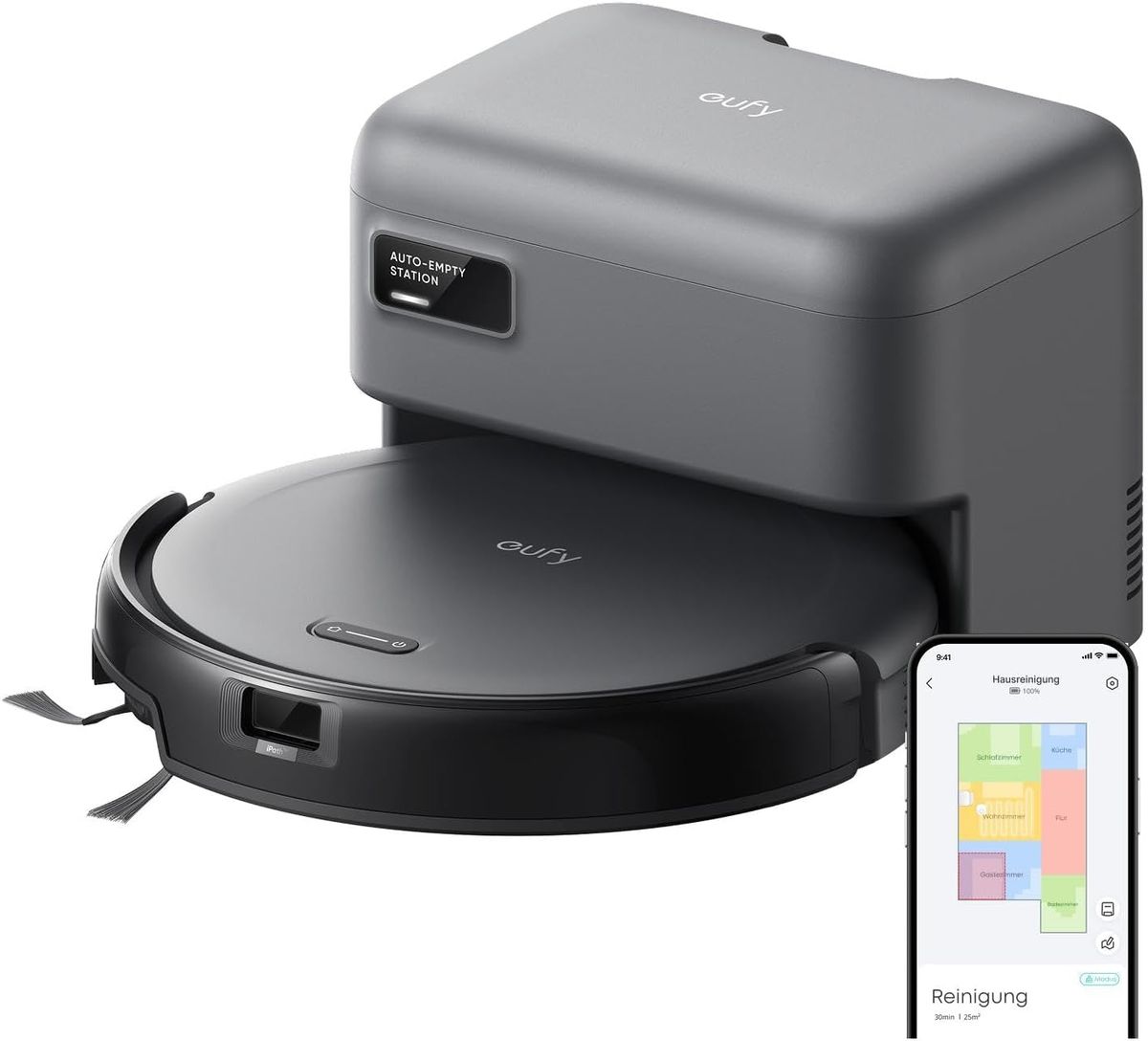 Der flache eufy C10 steht vor seiner grauen Absaugstation, daneben ein Smartphone mit Raumkarte in der App.