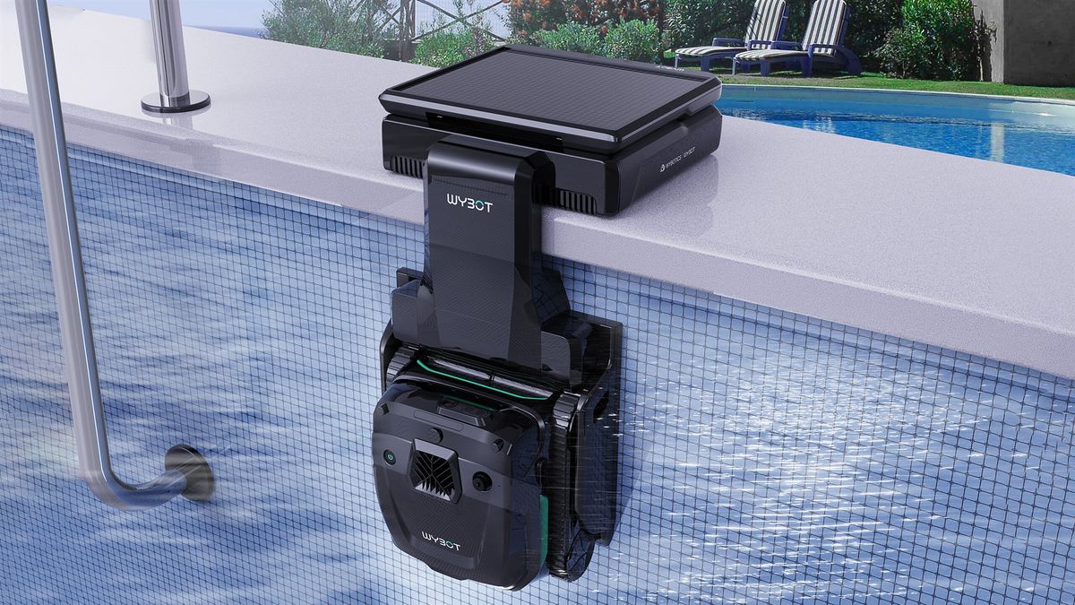 Das WYBOT-S3-Dock mit Solarpanel steht auf dem Beckenrand, der schwarze Roboter haengt angedockt an der gefliesten Poolwand.