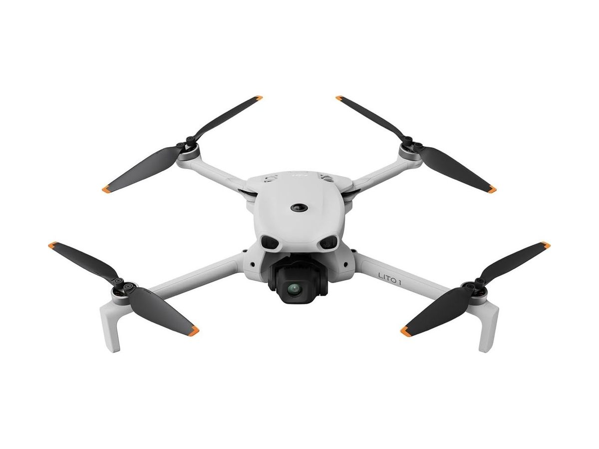 Die hellgraue DJI Lito 1 mit ausgeklappten Armen, Gimbal-Kamera und orangefarbenen Propellerspitzen von vorne oben auf weißem Hintergrund.