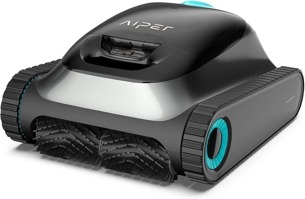 Dunkelgrauer Aiper Scuba X1 Pro Max schräg von vorn mit zwei Walzenbürsten, Raupenketten und türkisen Radkappen vor weißem Hintergrund.