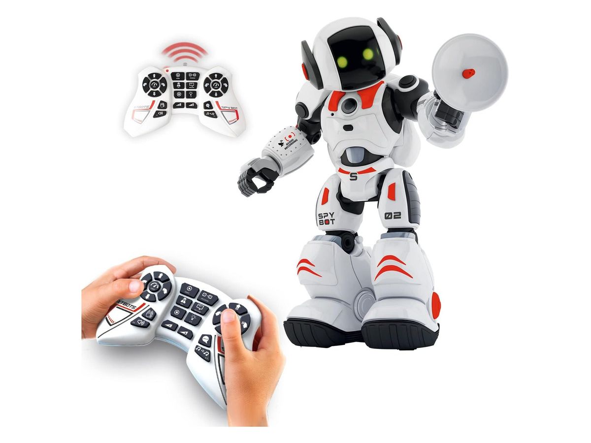 Weiß-roter Roboter James mit Lautsprechertrichter in der Hand, daneben die Fernbedienung, einmal in Kinderhänden