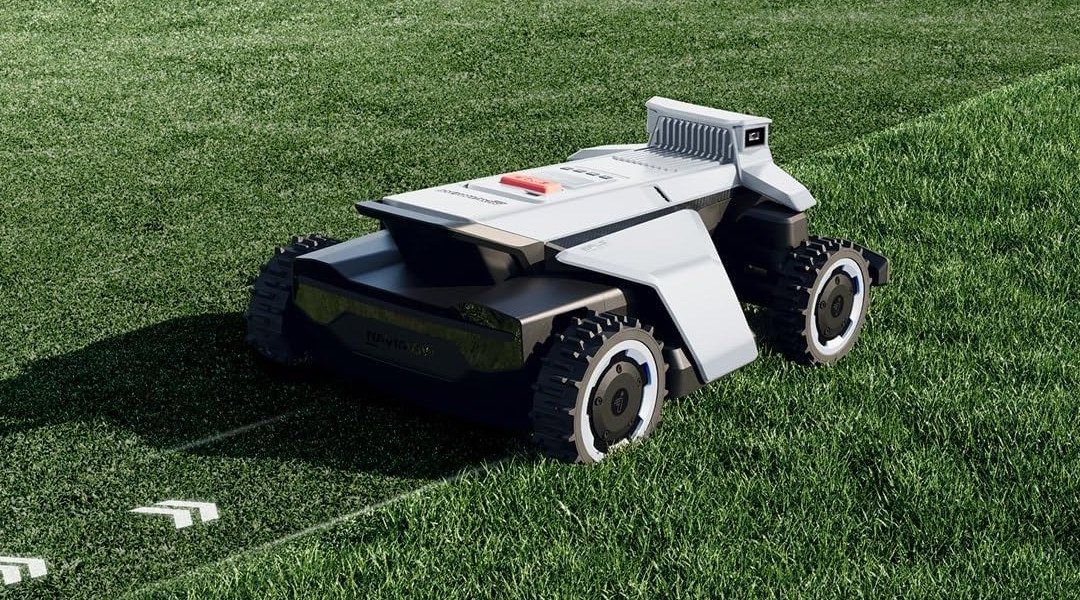 Grau-schwarzer Allrad-Mähroboter Navimow X420 mit vier groben Stollenrädern und Kameraaufsatz fährt schräg von hinten gesehen über einen gemähten Rasen, links eine helle Mähbahn mit zwei aufgemalten Pfeilen