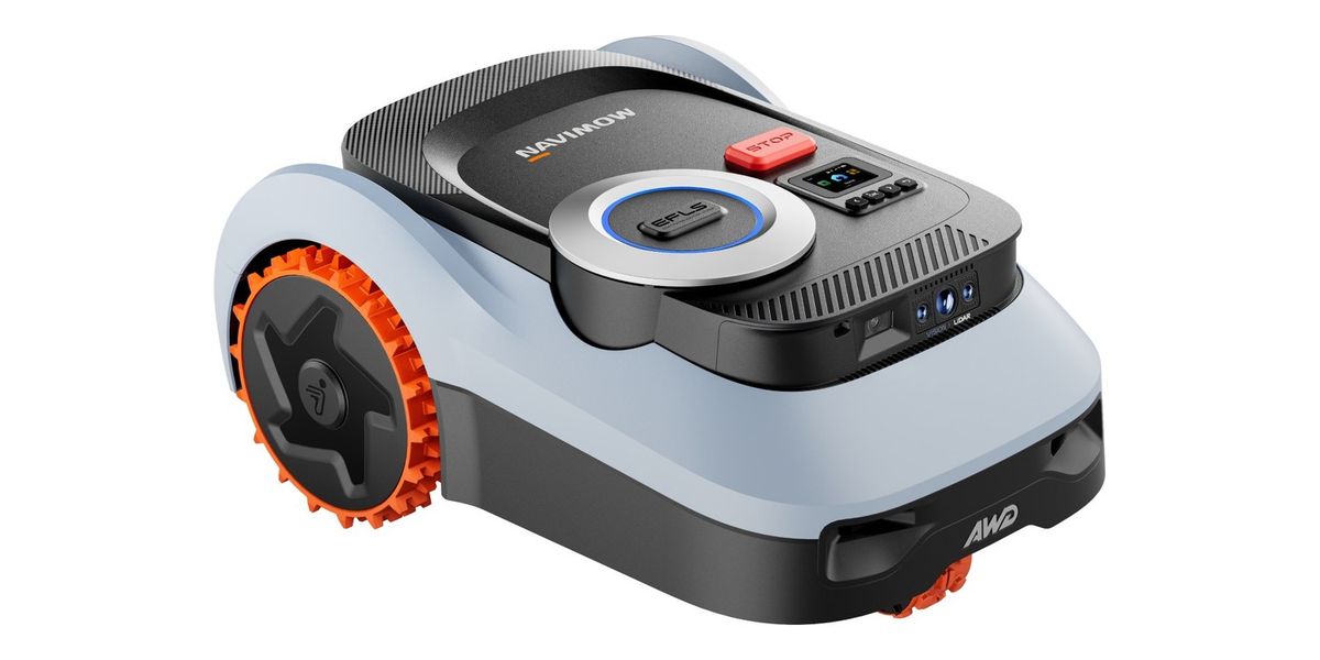 Hellgrau-schwarzer Mähroboter Segway Navimow i210 LiDAR Pro schräg von vorn, mit orangefarbenen Stollenreifen, Bedienfeld mit Display und AWD-Schriftzug an der Front