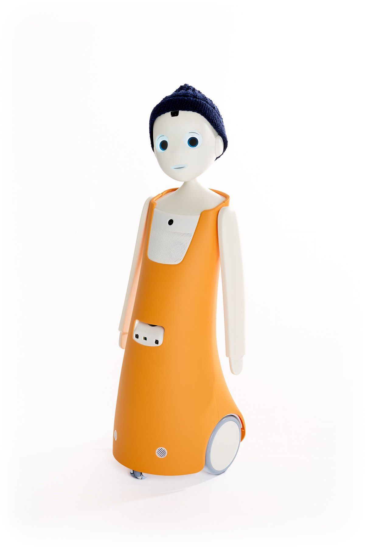 Sozialer Roboter Navel mit orangefarbenem Körper, weißen Armen, weißem Gesicht mit großen blauen Augen und dunkelblauer Strickmütze auf weißem Grund.