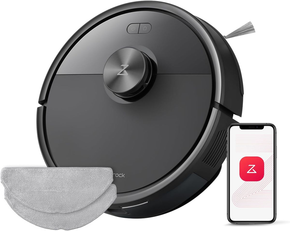 Der schwarze roborock Q7 M5 mit LiDAR-Turm, zwei grauen Wischtüchern und einem Smartphone mit roborock-App.