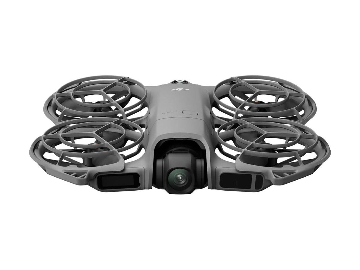 Graue DJI Neo 2 von vorne mit integriertem Propellerschutz und mittiger Gimbal-Kamera auf weißem Hintergrund.