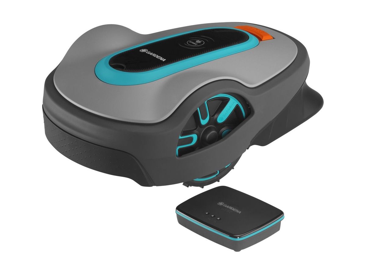 Gardena smart SILENO life 1000 in Schrägansicht, daneben das smart Gateway