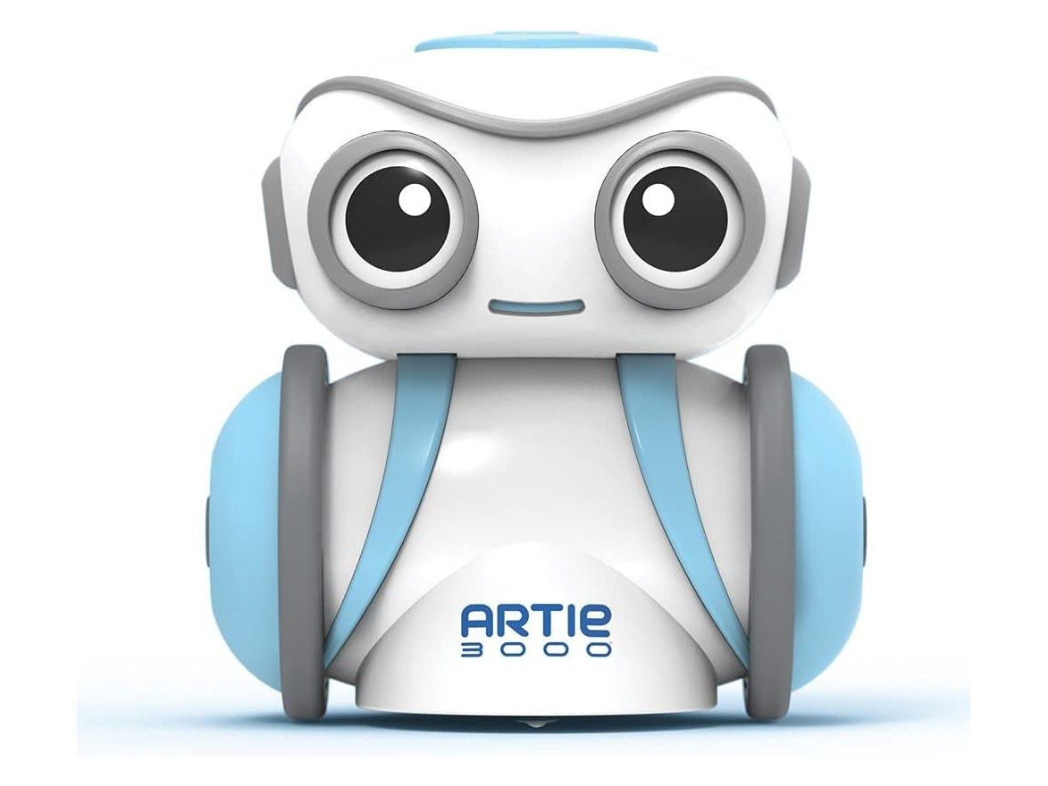 Weiß-hellblauer Zeichenroboter Artie 3000 von vorn mit großen runden Augen, seitlichen Rädern und Schriftzug „Artie 3000“.