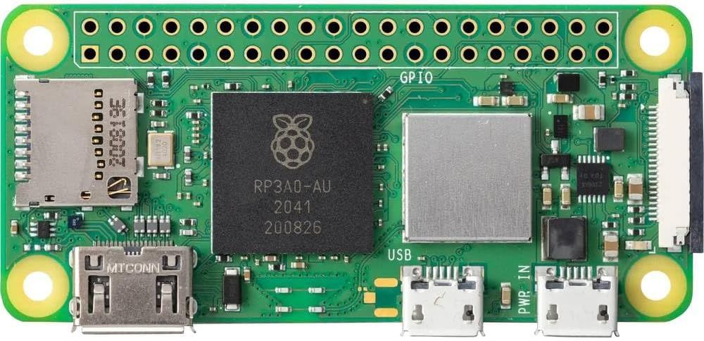 Schmale grüne Platine des Raspberry Pi Zero 2 W von oben mit RP3A0-Chip, unbestückter GPIO-Lochreihe, microSD-Slot, Mini-HDMI- und zwei Micro-USB-Buchsen.