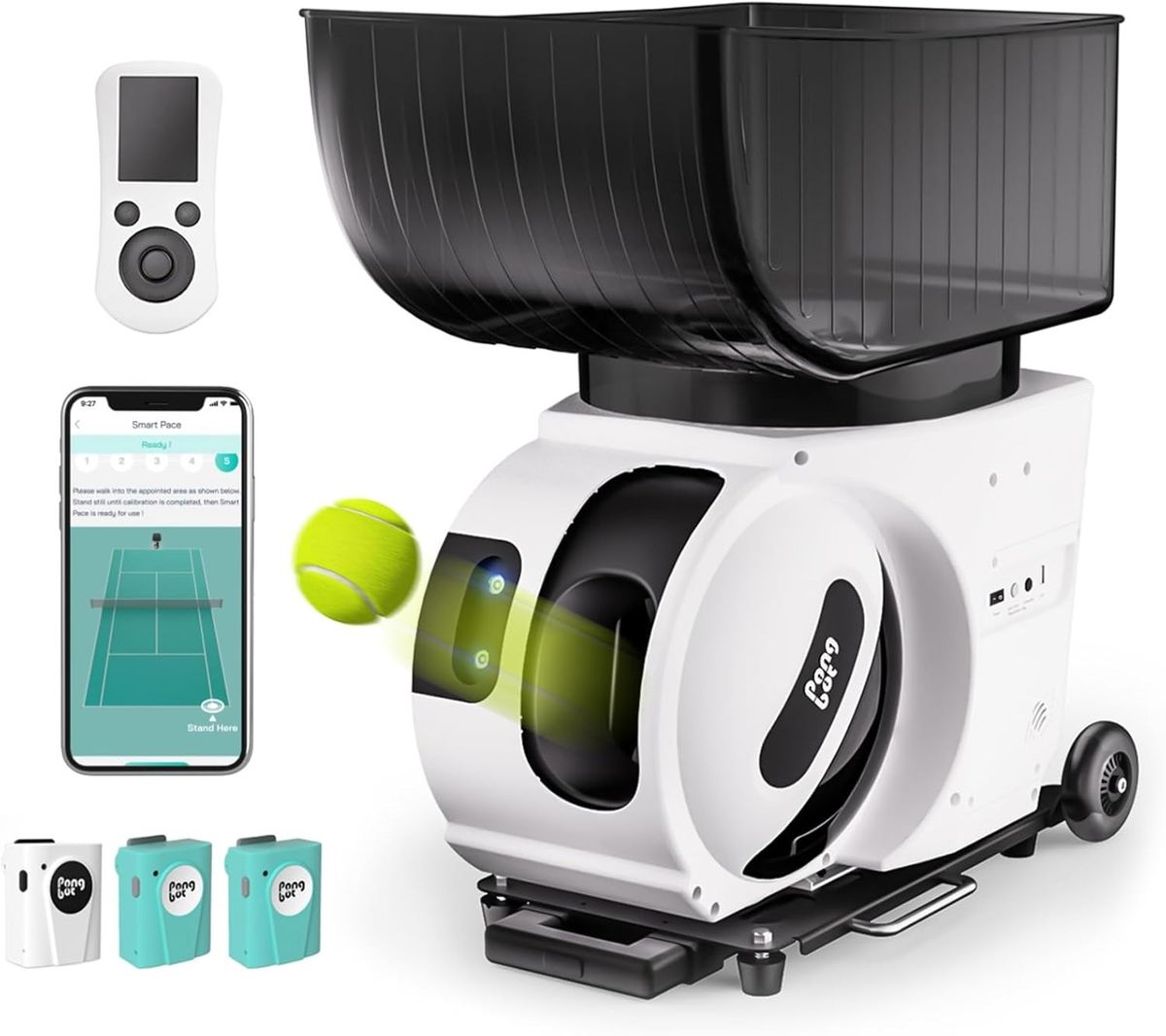 Weiß-schwarze Tennisballmaschine PONGBOT Pace S Pro mit großem schwarzem Ballkorb und Rollen, daneben Fernbedienung, Smartphone-App und drei Tracking-Module.