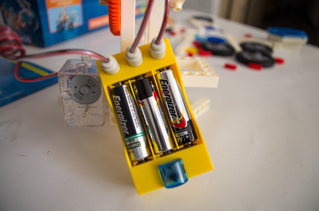Batteriefach mit drei AA-Batterien