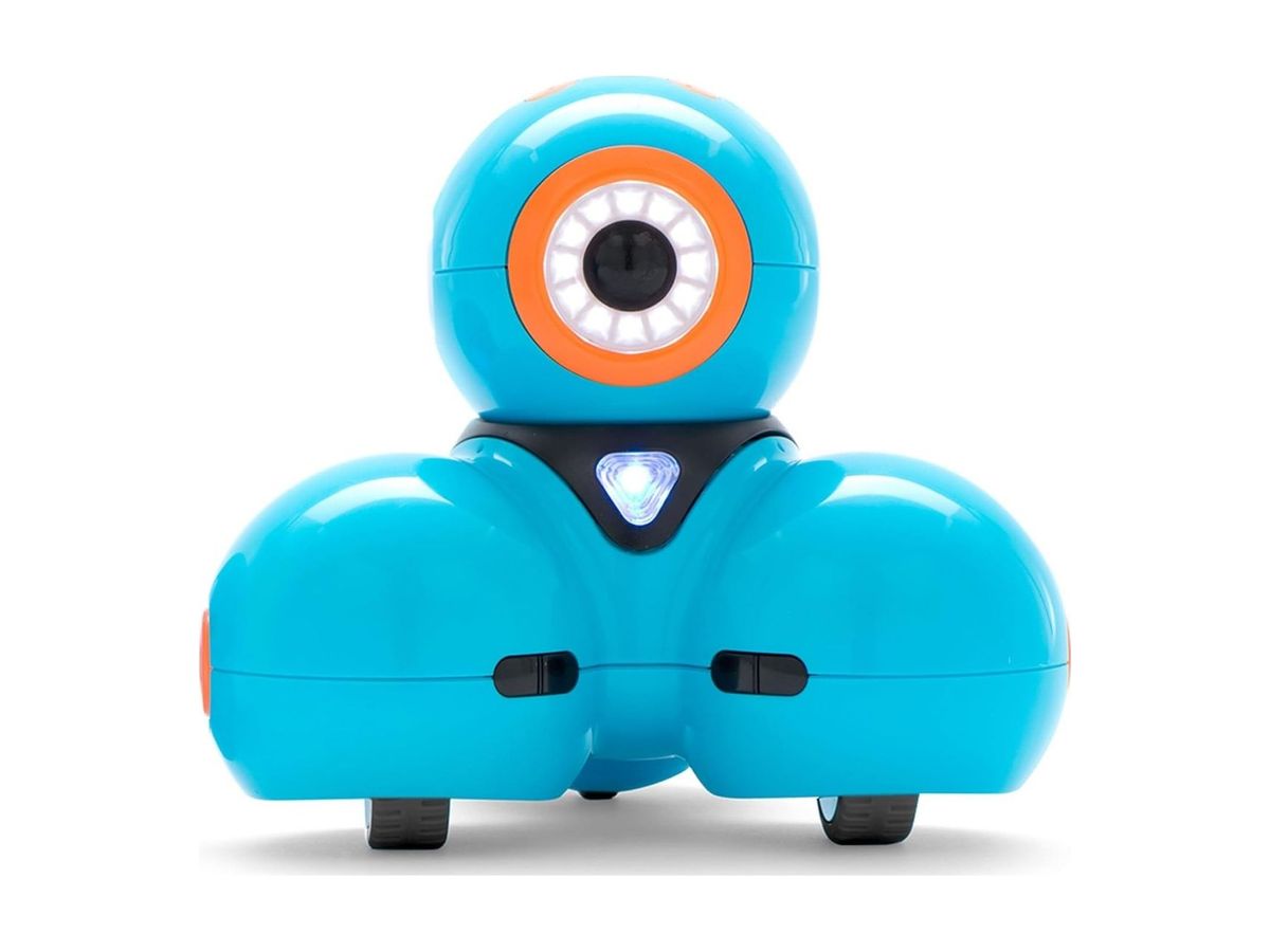 Der blaue Lernroboter Dash mit orangefarbenem Augenring frontal auf weissem Hintergrund.