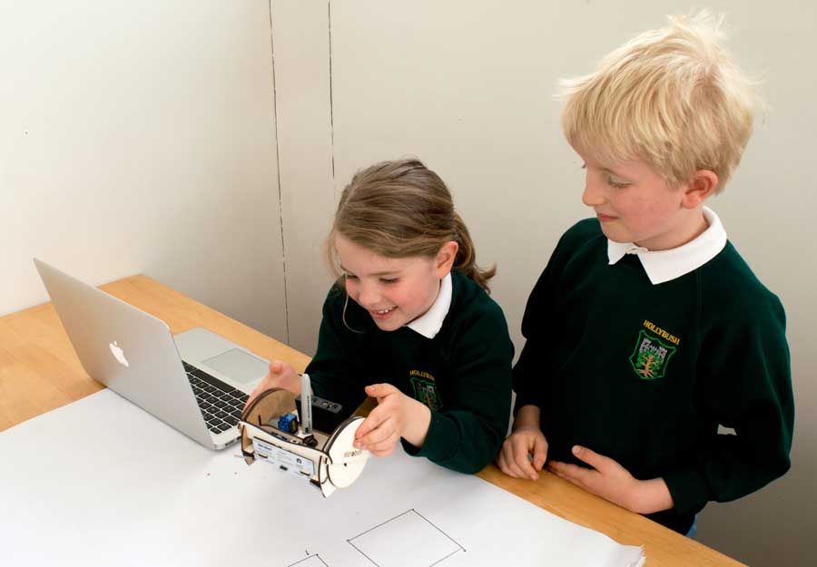Kinder lernen mit Mirobot auf spielerische Art