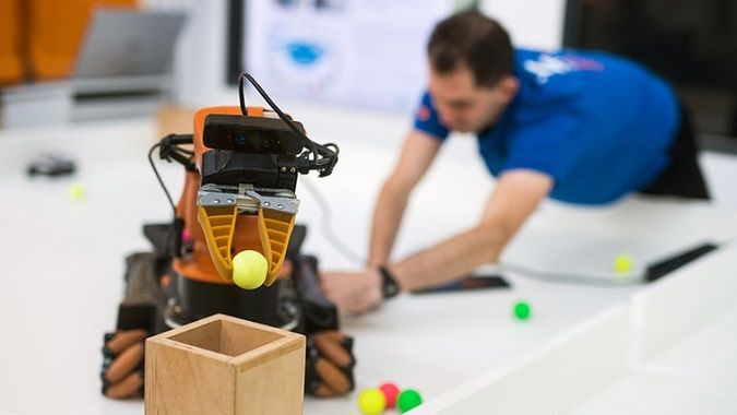 Abbildung 4 – Das Team während einer Kontrollfahrt (oben) und dem Aufgreifen von Bällen (unten)