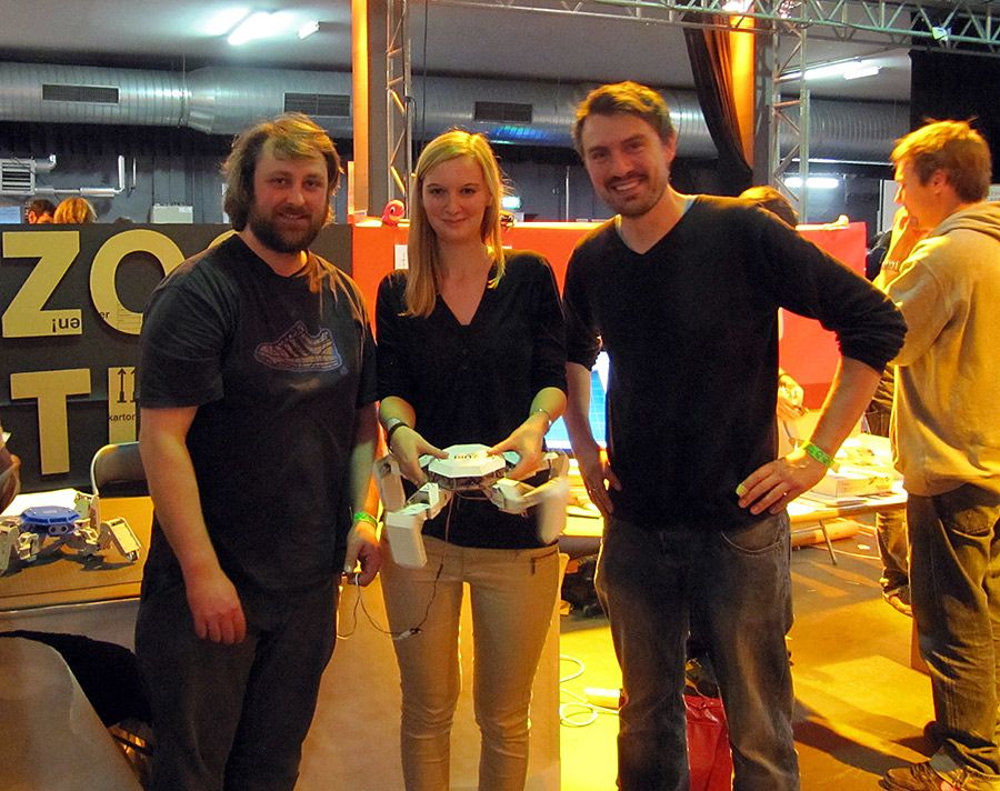 Britta Zachau von Roboterwelt trifft Daniel Kocyba und Wilhelm Bodelschwingh von Zoobotics auf der Make Munich