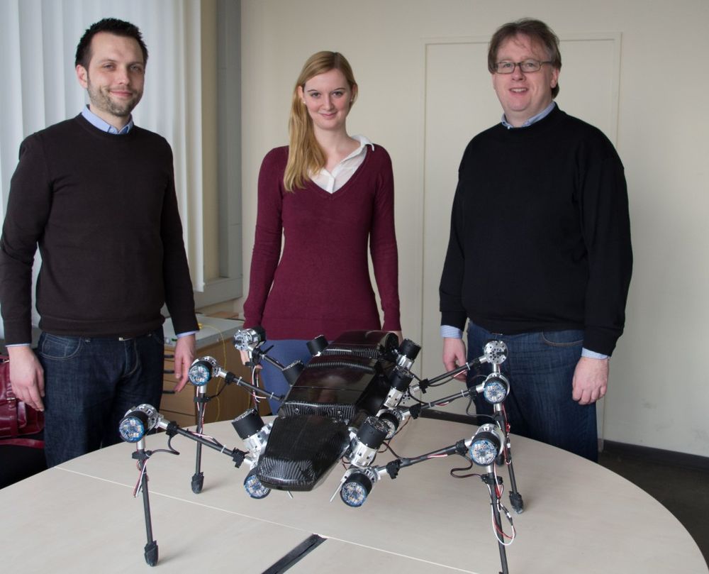 Jan Paskarbeit, Britta Zachau von Roboterwelt und Axel Schneider mit HECTOR.