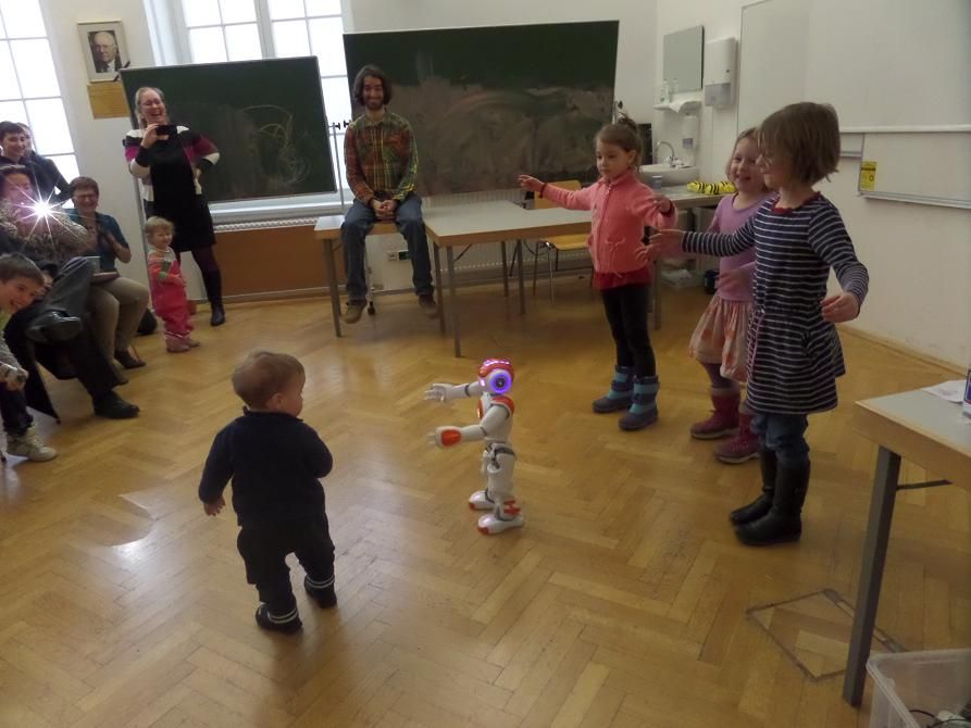 NAO-Roboter Frank begeistert Kinder mit dem Macarena