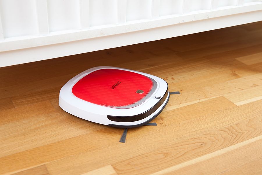 Aufgrund seiner flachen Bauweise kann der Deebot D35 unter vielen Schränken und Sofas saugen.