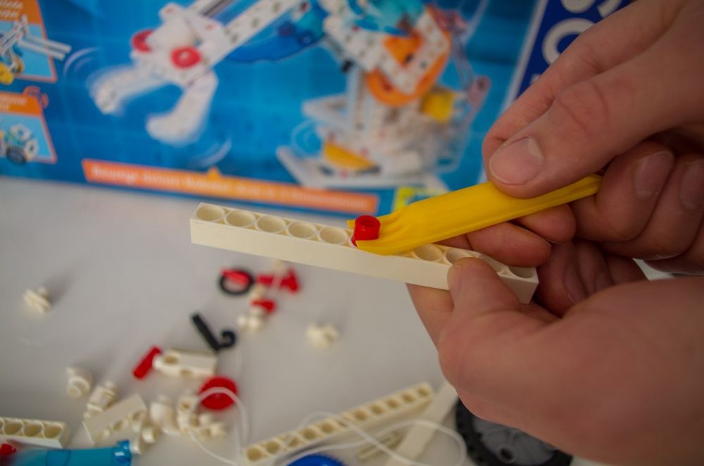 Gelbe Zange aus Plastik