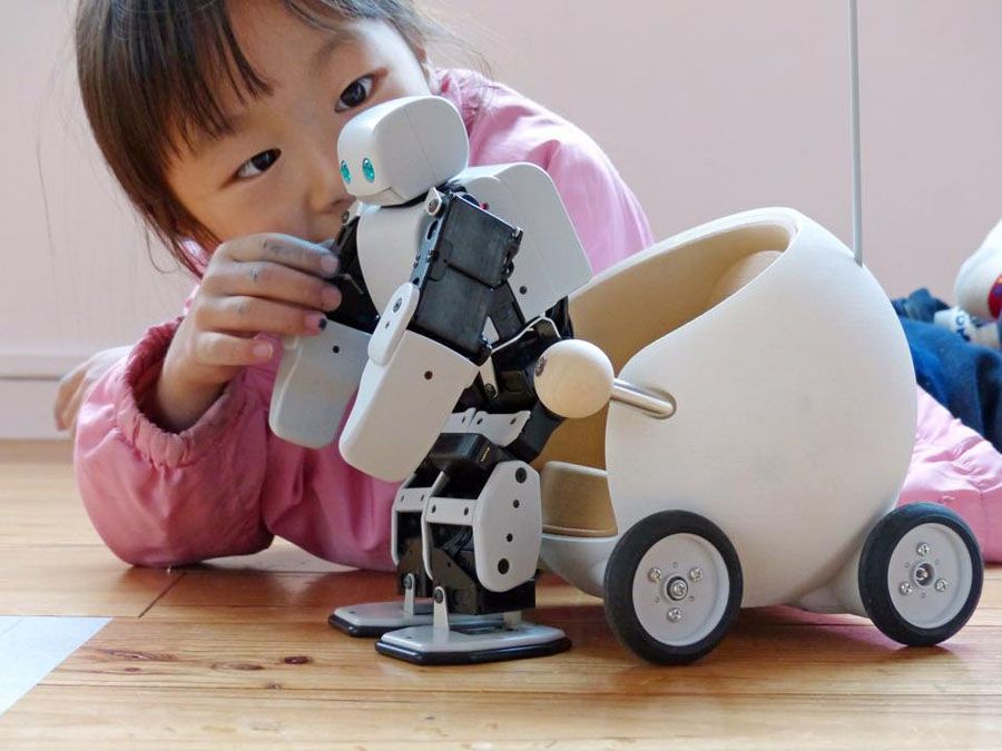 Mit PLEN lernen Kinder spielend die ersten Programmierschritte