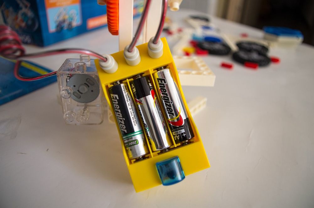 Batteriefach mit drei AA-Batterien