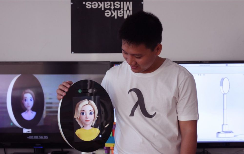 Erfinder Duy Huynh mit seinem Geschöpf, dem Personal Robot